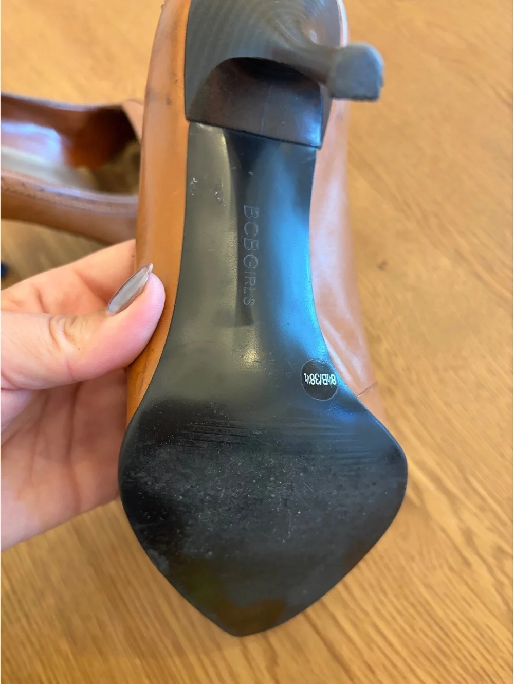 BCBG leather pointed toe shoes